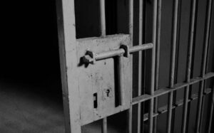 Vinculan a proceso a dos personas acusadas del feminicidio de una niña en Chalco