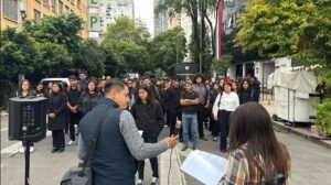 Cerdos, lobos, ministros y estudiantes acompañaron el performance de Jóvenes por la Reforma que se manifestaron a favor de la reforma judicial frente al Senado