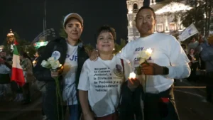 Estudiantes, trabajadores del PJF y ciudadanos marchan contra reforma judicial en Toluca