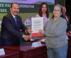 Entrega títulos de propiedad alcalde de Atizapán a 8 familias de este municipio